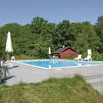 Dom wakacyjny In With Outdoor Swimming Pool