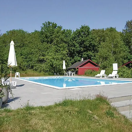 بيت للعطل In With Outdoor Swimming Pool